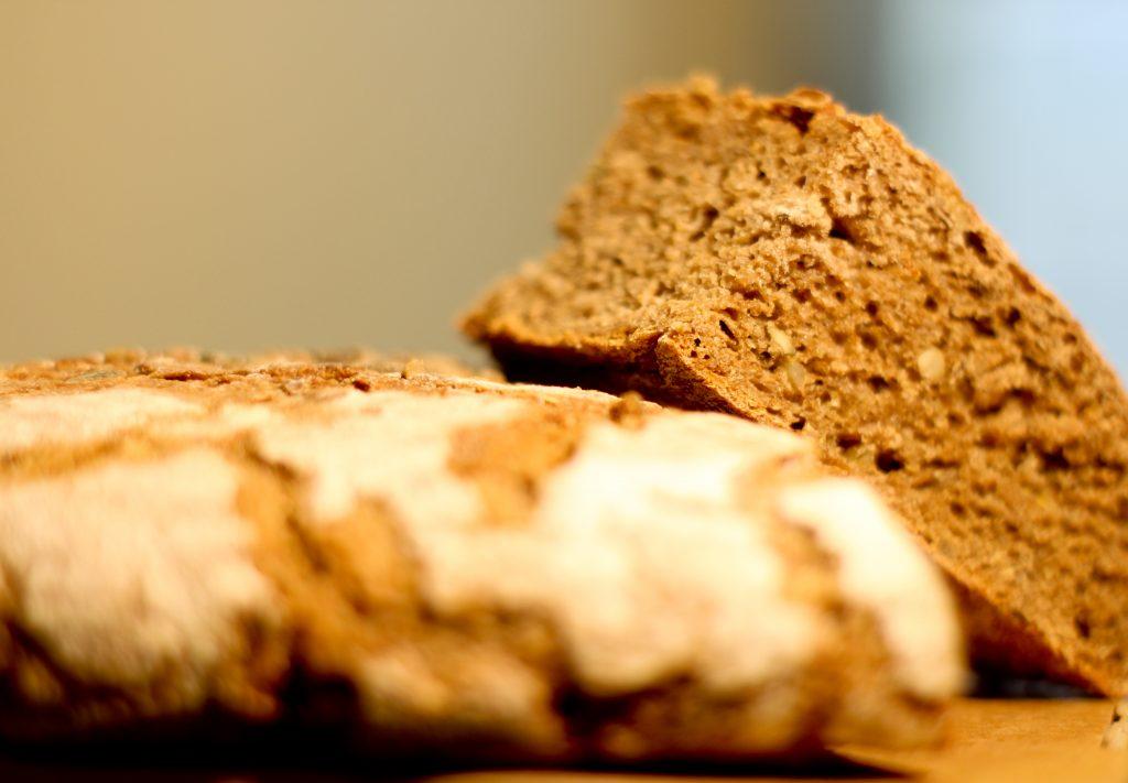 Brot aus Natursauerteig mit gerösteten Leinsamen, Sonnenblumen- und Kürbiskernen.