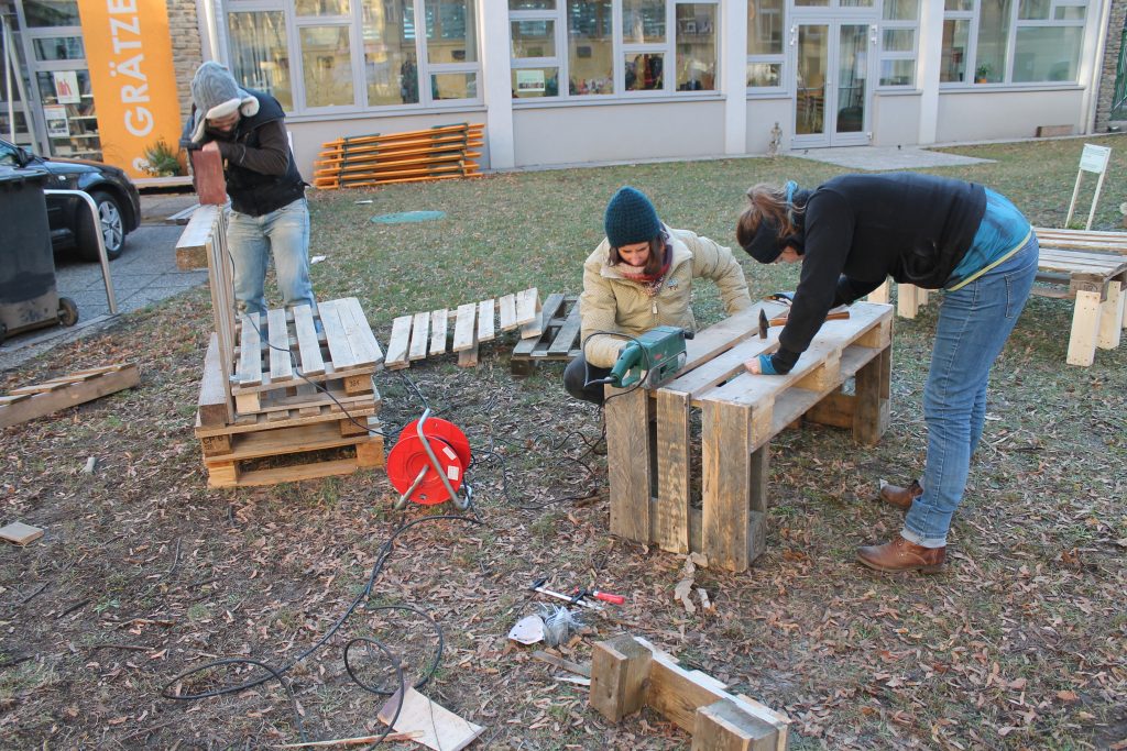 Die Projektgruppe beim Bau der Bänke